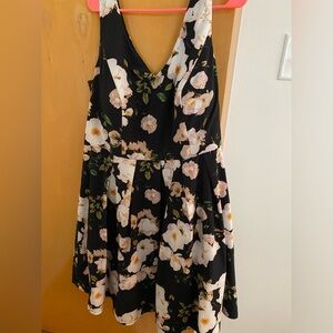 City Chic Floral V-Veck Dress with Flare on bottom